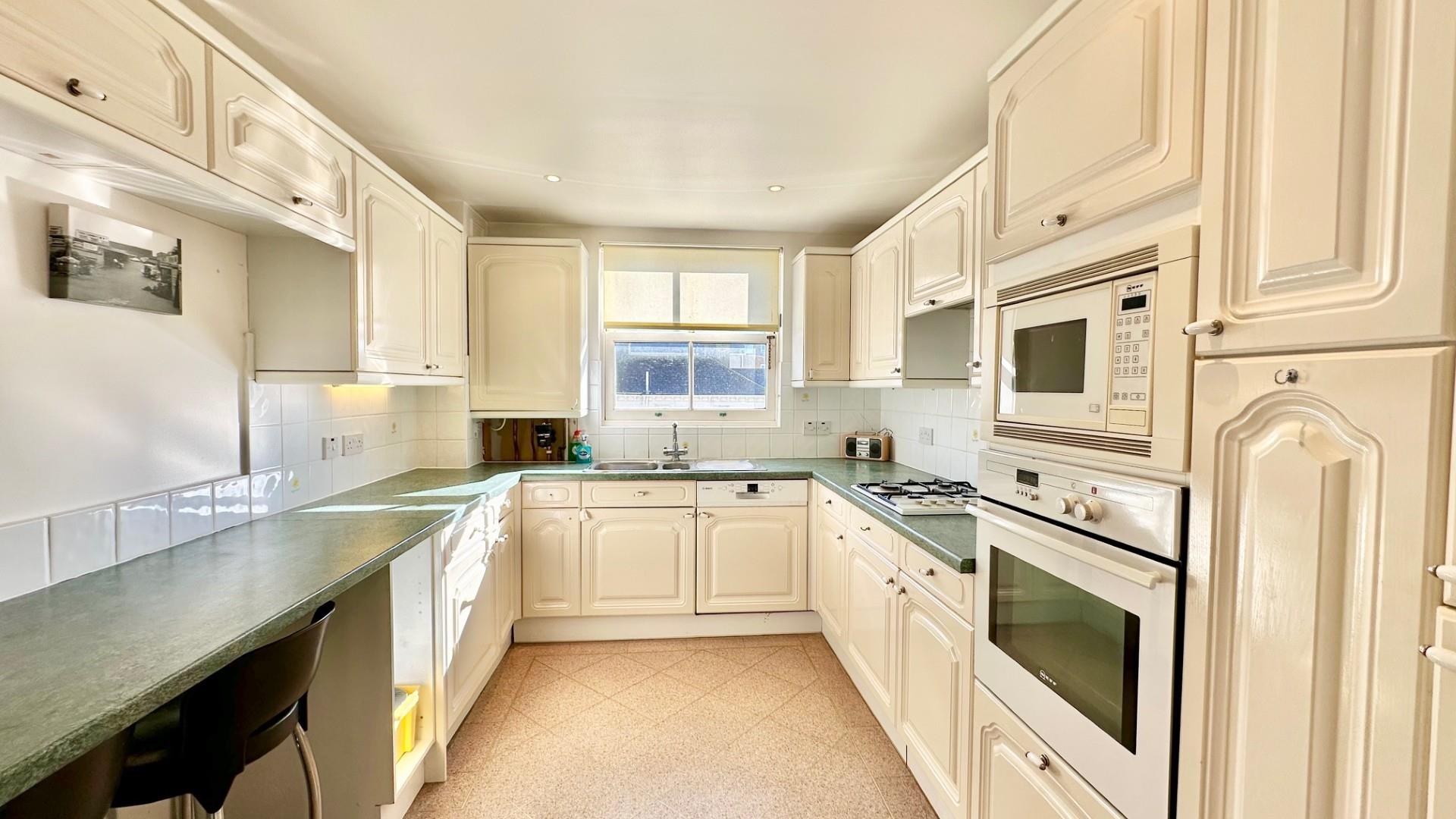 3 bed property in Devonshire Place, Eastbourne
